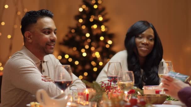 Amigos teniendo fiesta de Navidad y dando regalos — Vídeos de Stock