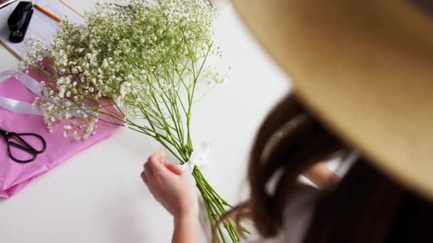 Крупним планом жінка розставляє квіти вдома — стокове відео