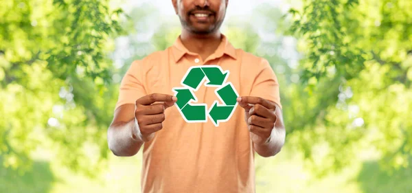 Lächelnder Indianer mit grünem Recycling-Schild — Stockfoto