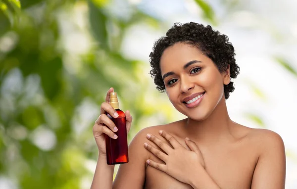 Junge afrikanisch-amerikanische Frau mit unscreen oil — Stockfoto