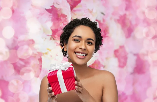 Porträt einer jungen afrikanisch-amerikanischen Frau mit Geschenk — Stockfoto