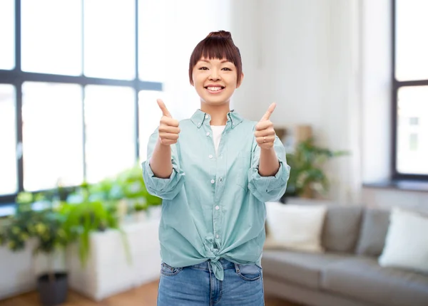 백인 위에 엄지손가락을 보이는 행복 한 아시아 여인 — 스톡 사진