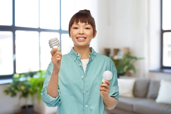 전구를 절약하는 에너지를 보유하고 있는 이시아 여성 — 스톡 사진