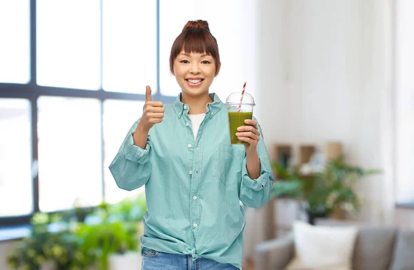 Happy smiling asian woman with can drink — Stock Photo, Image