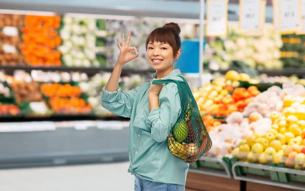 Szczęśliwy Azji kobieta z jedzenie w wielokrotnego użytku stringi torba — Zdjęcie stockowe