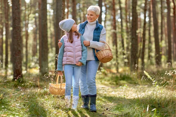 Grand-mère et petite-fille cueillant des champignons — Photo