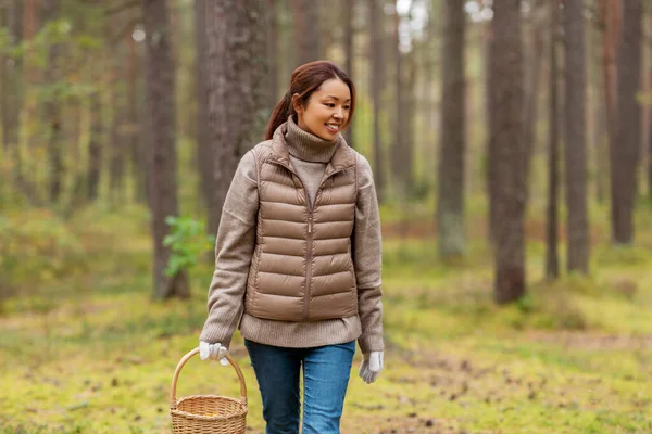 Jovem mulher pegando cogumelos na floresta de outono — Fotografia de Stock