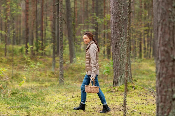 Mujer joven recogiendo setas en el bosque de otoño — Foto de Stock