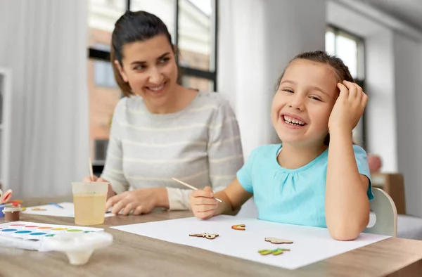 Glückliche Mutter mit kleiner Tochter zeichnet zu Hause — Stockfoto