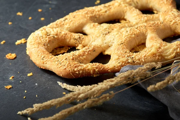 Close up of cheese bread on kitchen table — Stock Photo, Image