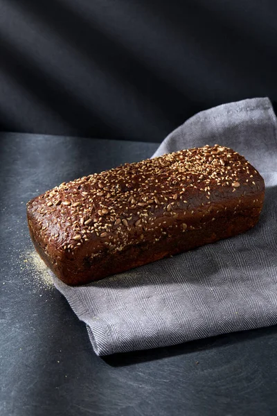 Σπιτικό ψωμί χειροτεχνίας με σπόρους στο τραπέζι — Φωτογραφία Αρχείου