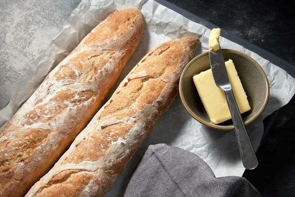 Primer plano de pan, mantequilla y cuchillo en la toalla — Foto de Stock