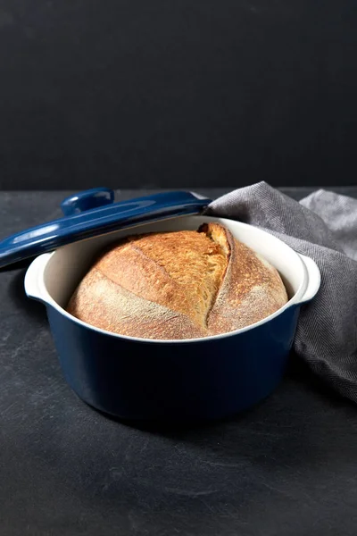 Домашний хлеб в керамической выпечки блюдо — стоковое фото