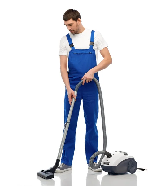 Męski pracownik sprzątanie podłogi z odkurzaczem — Zdjęcie stockowe