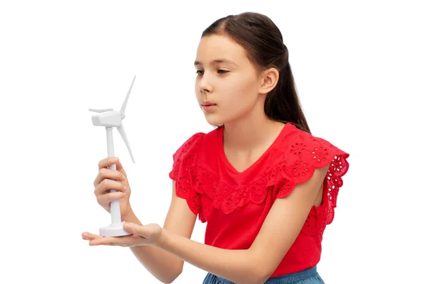 Menina sorridente com turbina eólica de brinquedo — Fotografia de Stock