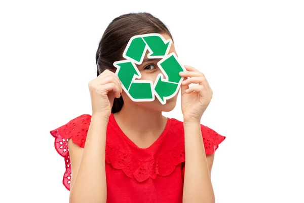 Menina sorrindo segurando sinal de reciclagem verde — Fotografia de Stock