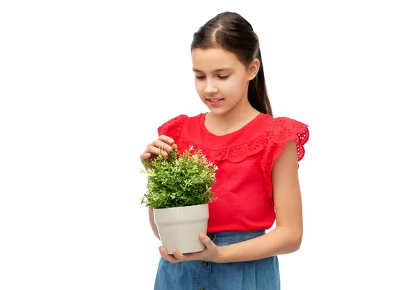 Glad leende flicka håller blomma i potten — Stockfoto