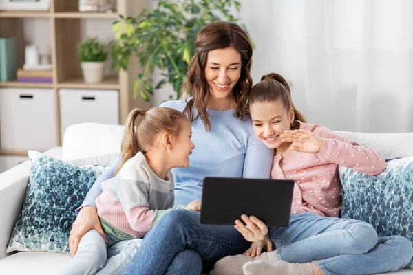Mãe e crianças tendo videochamada no tablet pc — Fotografia de Stock