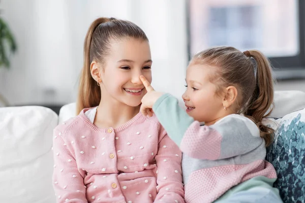Dos niñas o hermanas sonrientes felices en casa — Foto de Stock