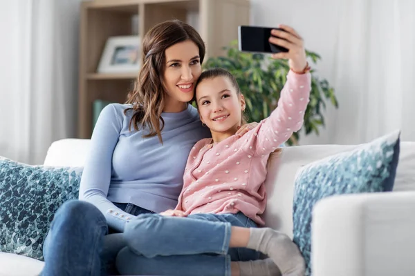 Familia feliz tomando selfie por teléfono inteligente en casa — Foto de Stock