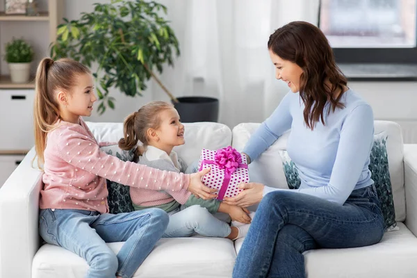 Hijas dando regalo a la madre feliz —  Fotos de Stock