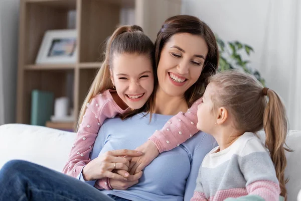 Boldog mosolygós anya két lányával otthon. — Stock Fotó