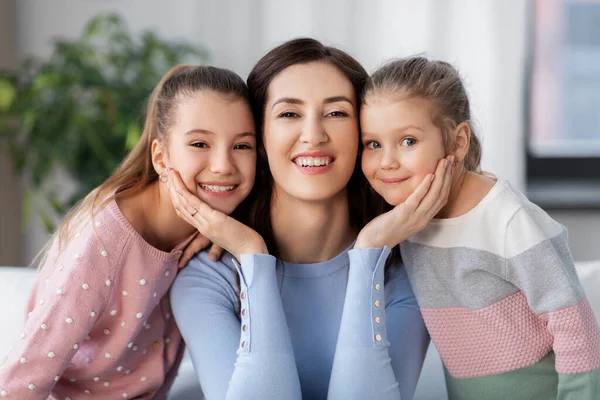 행복 한 미소를 짓는 어머니와 두 딸 이 집에 있는 모습 — 스톡 사진