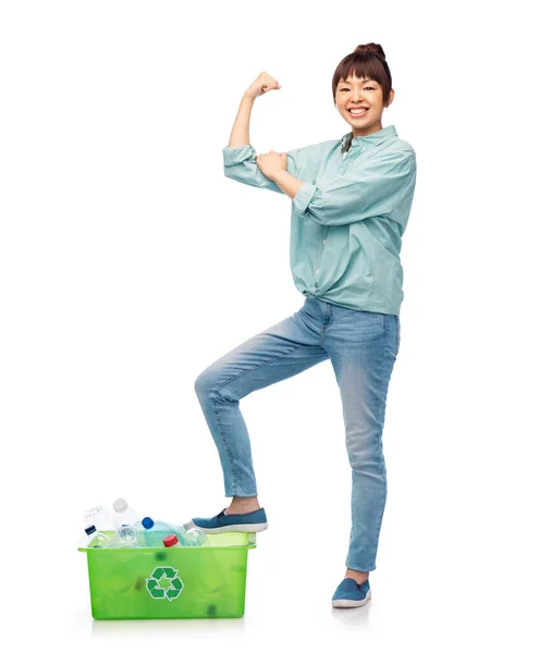 Gülümseyen genç Asyalı kadın plastik atıkları sıralıyor — Stok fotoğraf