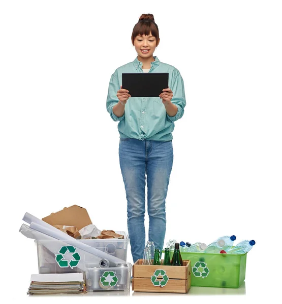 Leende asiatisk kvinna med tabletter sortera avfall — Stockfoto