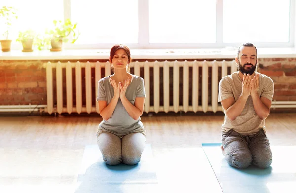 ヨガスタジオで瞑想する男性と女性 — ストック写真