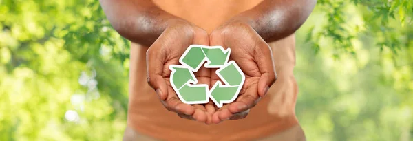 Close up of man holding green recycling sign — Stock Photo, Image