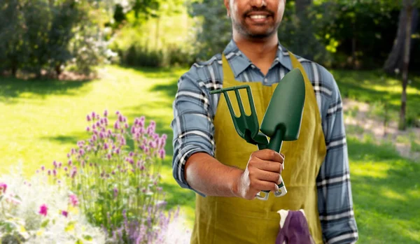 Indiase tuinman of boer met tuingereedschap — Stockfoto