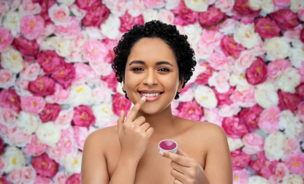 Afro-américaine femme appliquant gloss lèvre — Photo