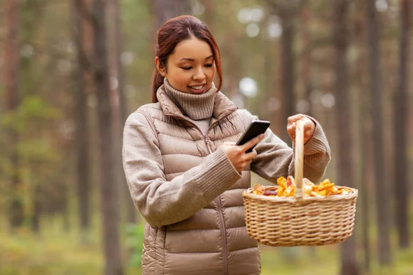 Azji kobieta za pomocą smartfona do identyfikacji grzybów — Zdjęcie stockowe