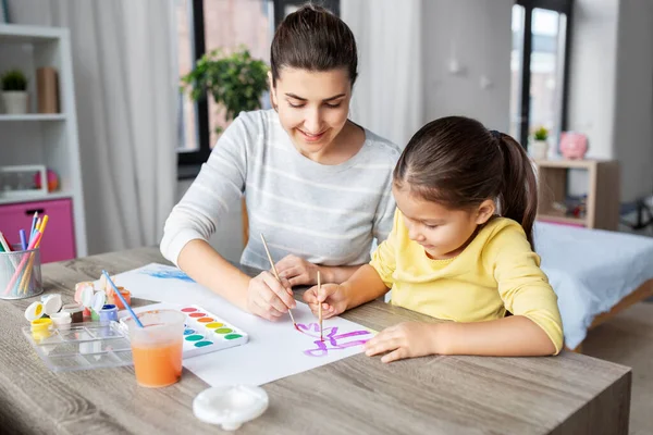 Mãe com pequena filha desenho em casa — Fotografia de Stock