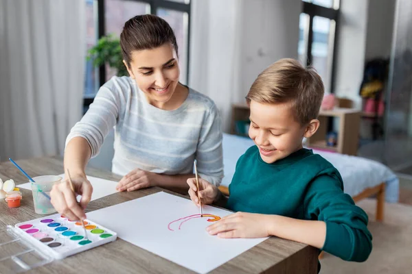 Мать и сын с цветным рисунком дома — стоковое фото