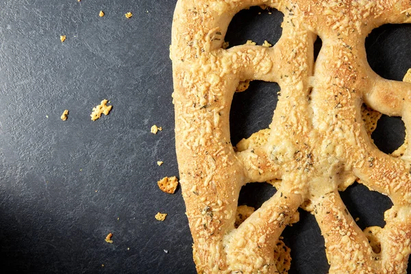 Primer plano de pan de queso en la mesa de la cocina — Foto de Stock