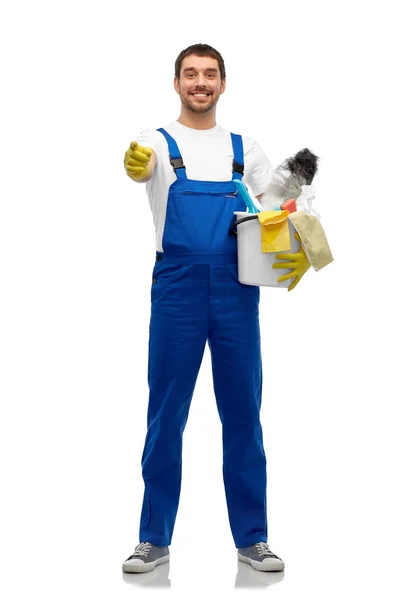 Limpador masculino em geral com suprimentos de limpeza — Fotografia de Stock