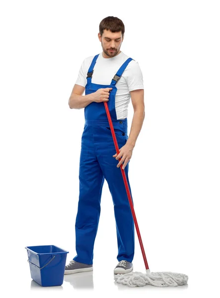 Mannelijke reinigingsvloer met dweil en emmer — Stockfoto