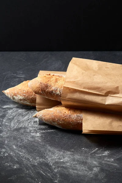 Közeli baguette kenyér papírzacskóban az asztalon Stock Kép