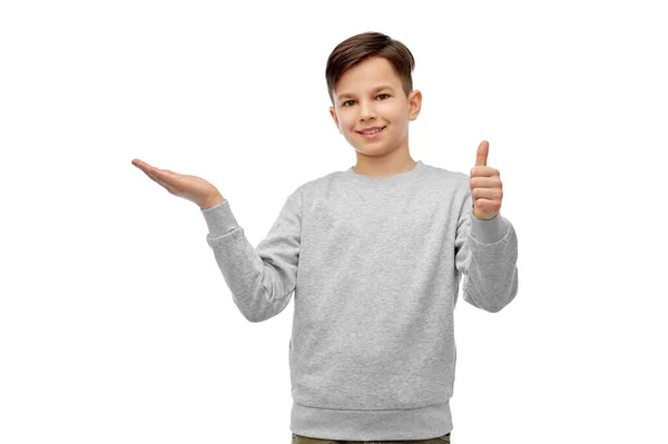 Niño feliz sosteniendo algo imaginario en la mano — Foto de Stock