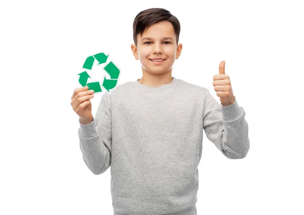 Menino com sinal de reciclagem verde mostrando polegares para cima — Fotografia de Stock