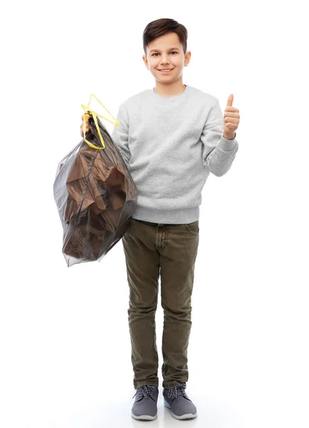 Χαμογελαστό αγόρι με χάρτινα σκουπίδια σε πλαστική σακούλα — Φωτογραφία Αρχείου