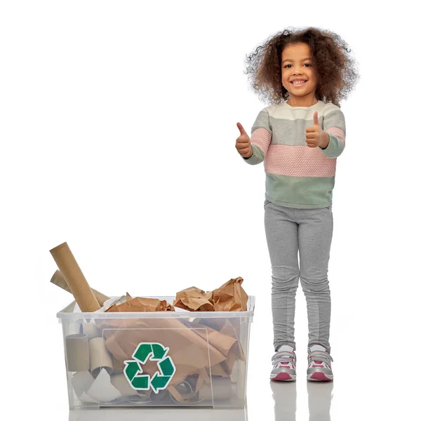 Усміхнена афроамериканська дівчина сортує паперові відходи — стокове фото