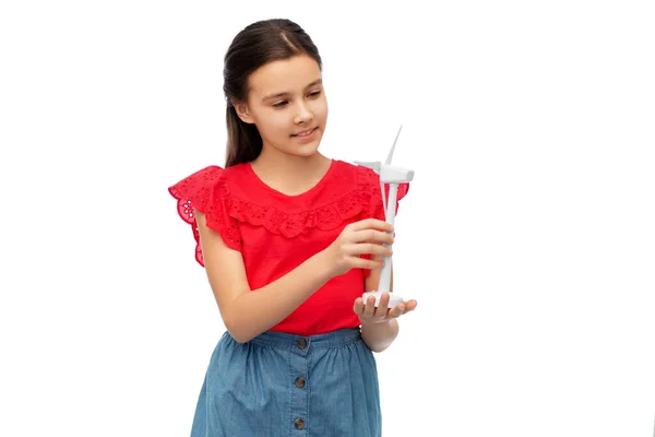 Menina sorridente com turbina eólica de brinquedo — Fotografia de Stock