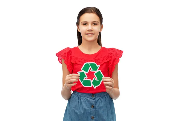 Menina sorrindo segurando sinal de reciclagem verde — Fotografia de Stock