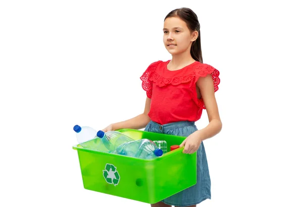 Sorrindo menina classificando resíduos de plástico — Fotografia de Stock