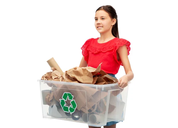 Sorrindo menina classificando resíduos de papel — Fotografia de Stock