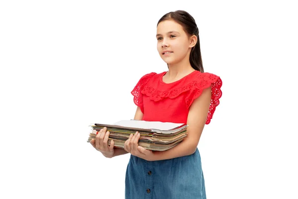 Menina sorridente com revistas triagem de resíduos de papel — Fotografia de Stock