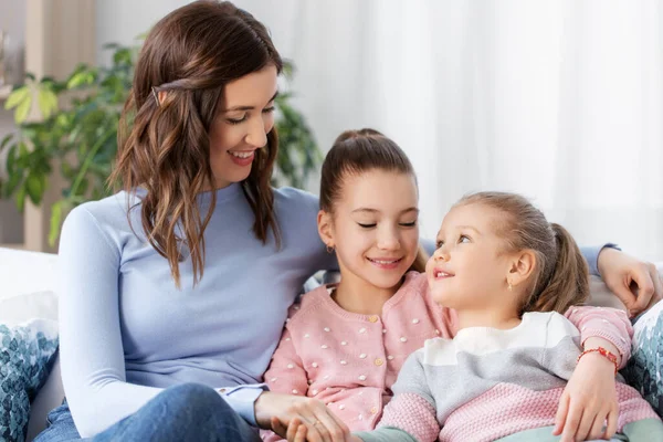 Szczęśliwa uśmiechnięta matka z dwiema córkami w domu — Zdjęcie stockowe